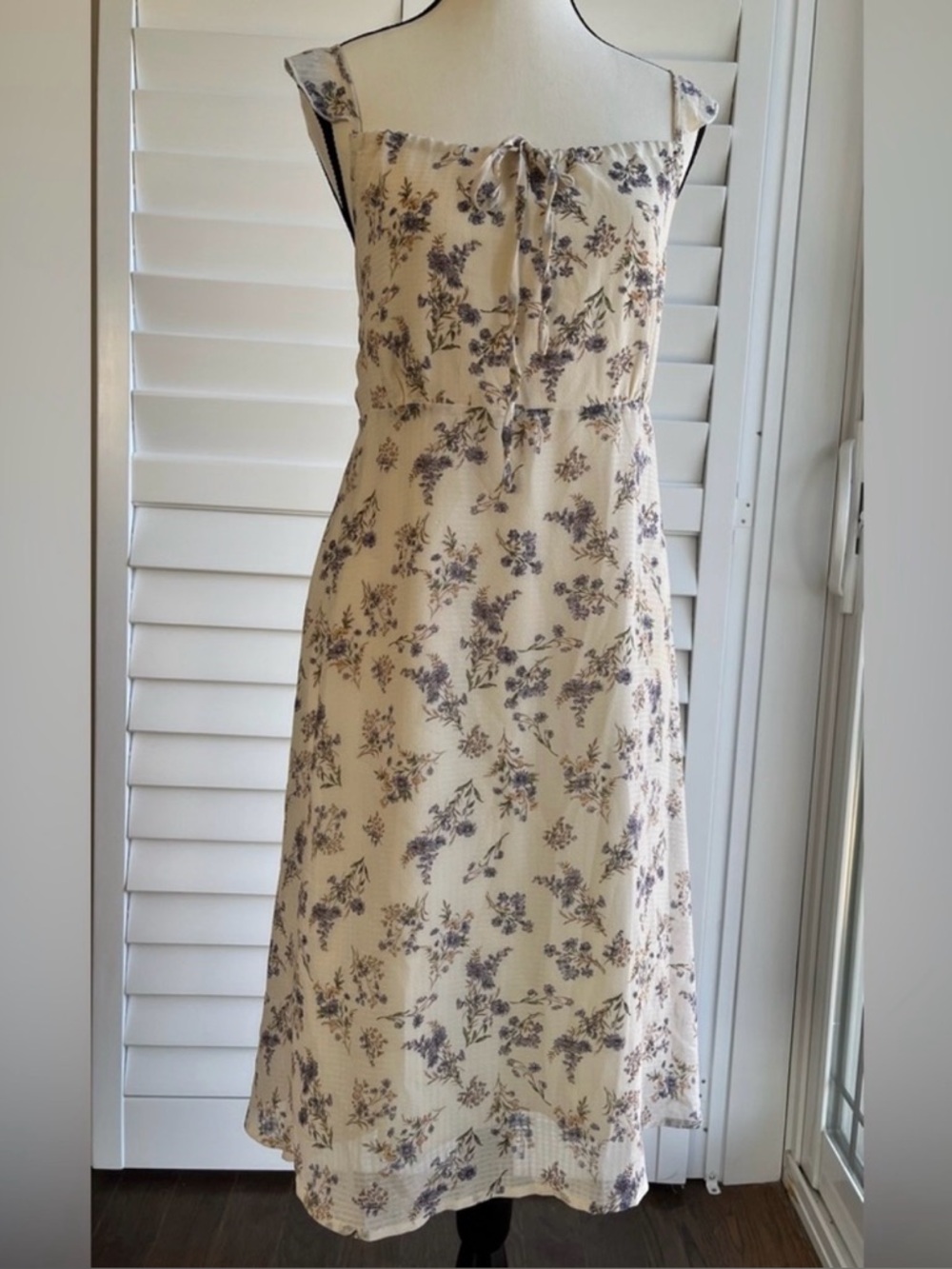 DAZY FLORAL SUMMER DRESS Size XL Cream with Purple/Lilac Flowers